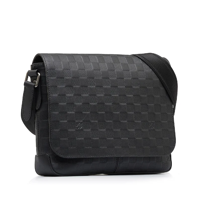 Louis Vuitton bags with a detachable mirror inside for on - the - go touch - upsLouis Vuitton Damier Infini District PM (SHG-52WRMl)