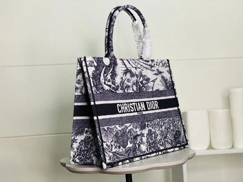 Christian Dior tote bags with a printed Dior logo on the frontGlitzyBags - Designer bags by Dior 119